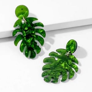 2/$35🖤 Anthropologie Tropical Green Marbled Resin Monstera Leaf Earrings…